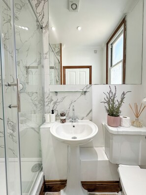 Economy-Vierbettzimmer | Bügeleisen/Bügelbrett, kostenloses WLAN