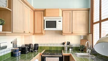 Luxury Quadruple Room, City View | Private kitchen