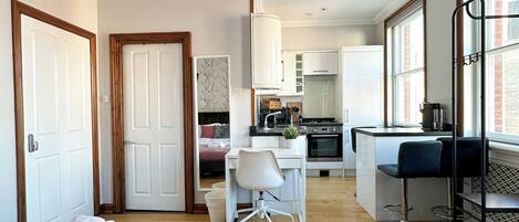 Habitación cuádruple de lujo, vista a la ciudad | Tabla de planchar con plancha y wifi gratis