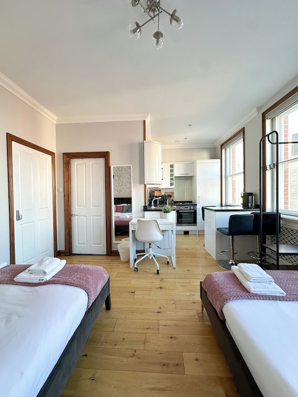 Luxury Quadruple Room, City View - Fulham Rooms (London)