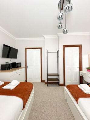 Panoramic Apartment, Ensuite, City View (Quad (4-Person)) | Iron/ironing board, free WiFi - Fulham Rooms (London)