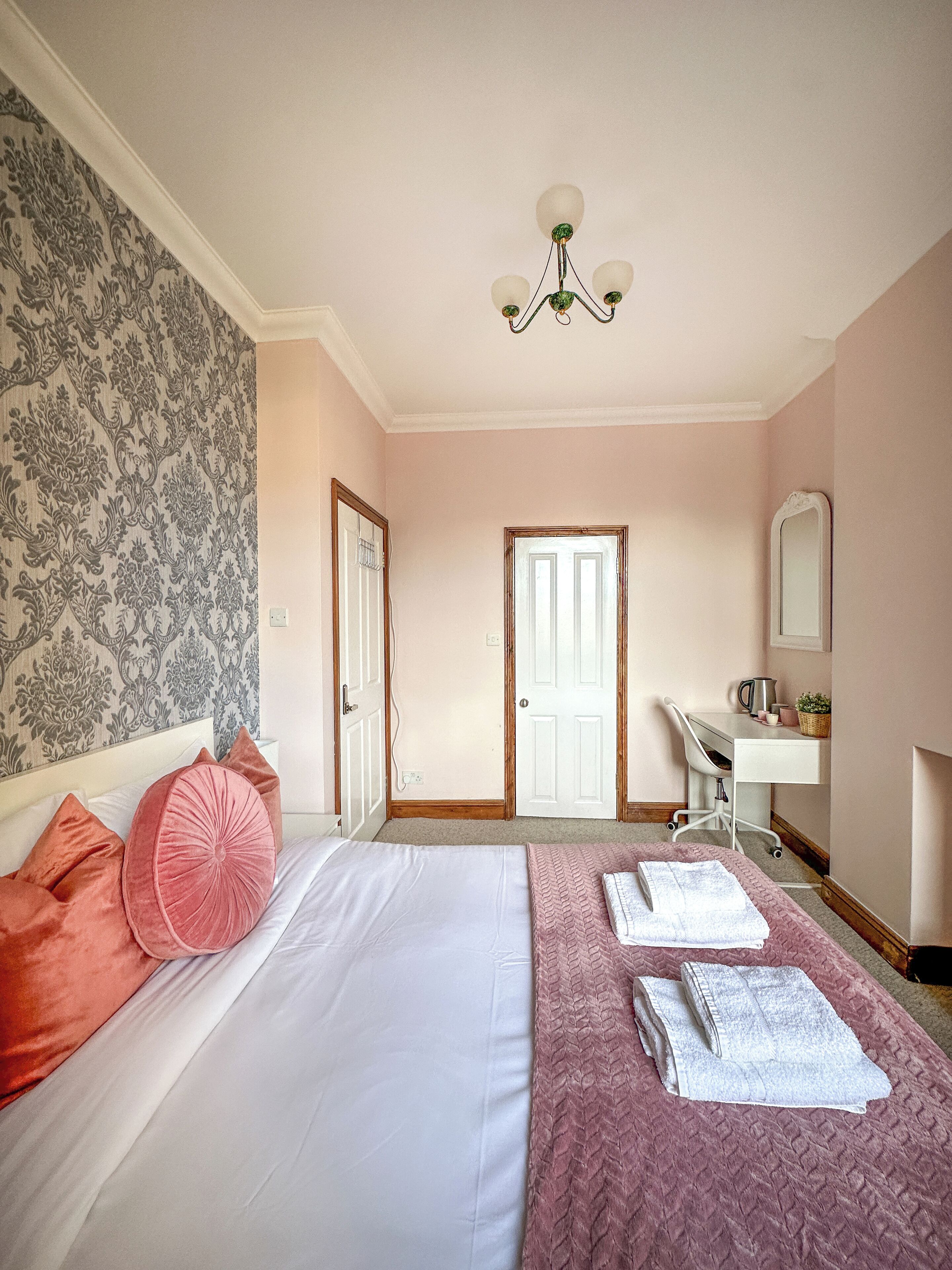 Comfort-Doppelzimmer, Stadtblick | Bügeleisen/Bügelbrett, kostenloses WLAN