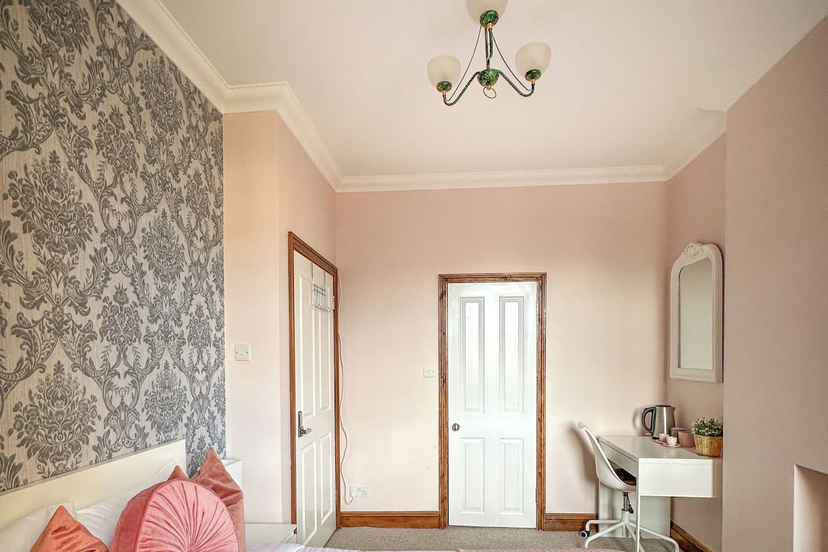 Comfort-Doppelzimmer, Stadtblick | Bügeleisen/Bügelbrett, kostenloses WLAN