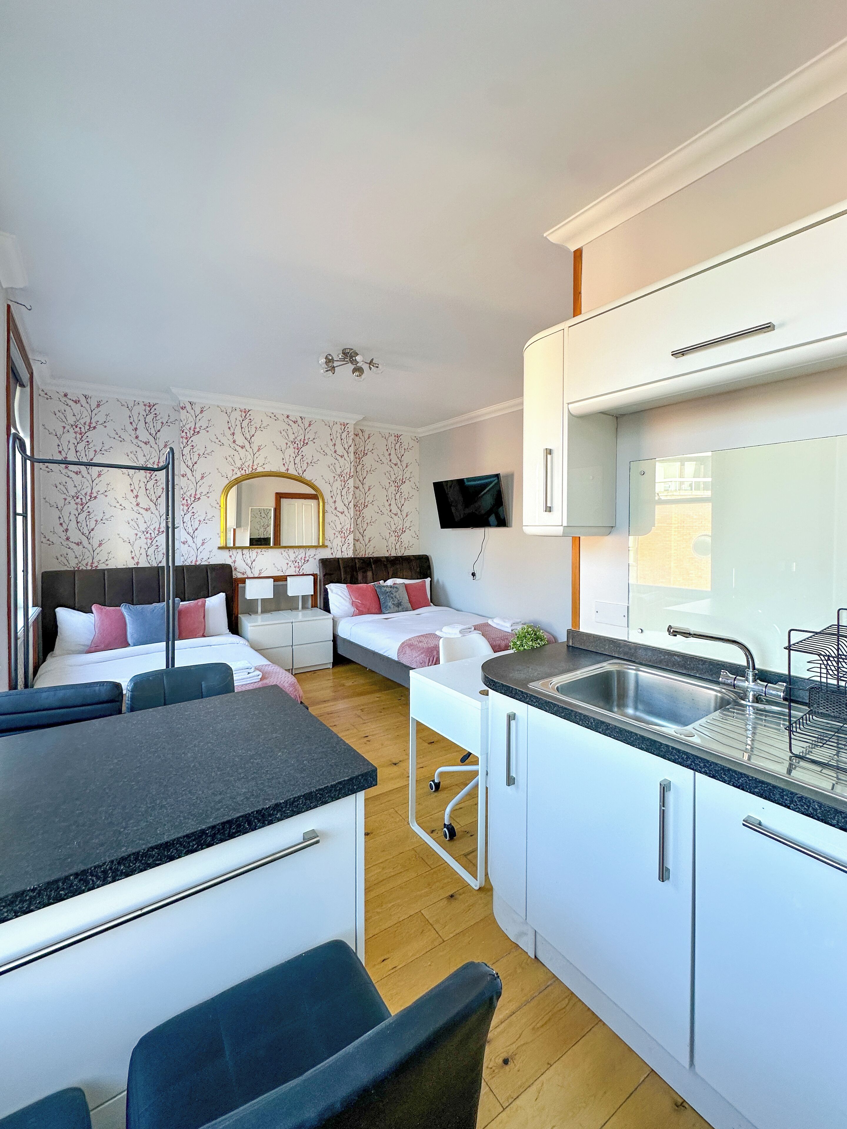 Luxury Quadruple Room, City View | Private kitchen