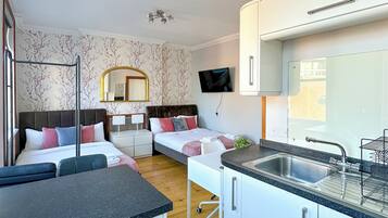 Luxury Quadruple Room, City View | Private kitchen