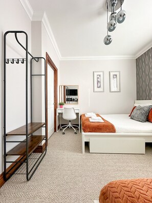 Panoramic Apartment, Ensuite, City View (Quad (4-Person)) | Iron/ironing board, free WiFi - Fulham Rooms (London)
