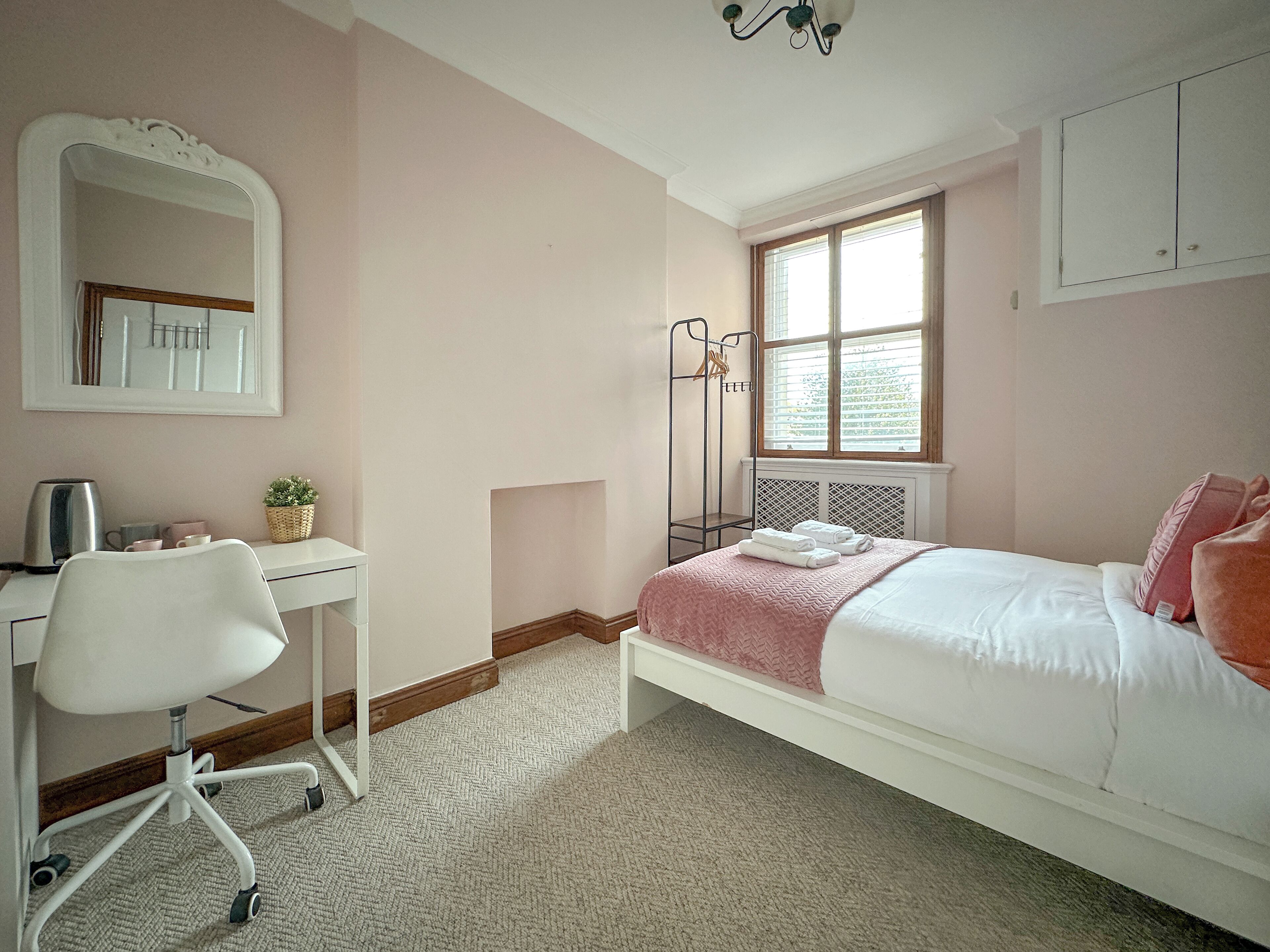 Phòng đôi tiện nghi đơn giản, quang cảnh thành phố