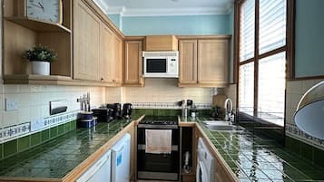 Departamento Premium, baño en la habitación, vista a la ciudad (Family) | Cocina privada