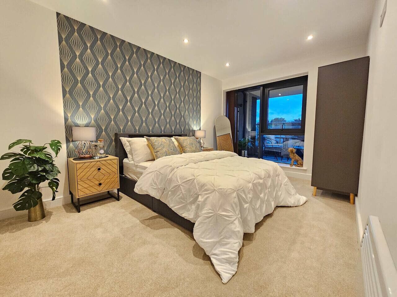 Desk, iron/ironing board, WiFi, bed sheets