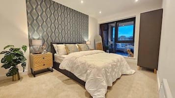 Desk, iron/ironing board, WiFi, bed sheets