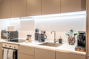 Fridge, microwave, oven, stovetop - Unique 2BD 2BH Apartment plus Terrace, City Centre (West Yorkshire)