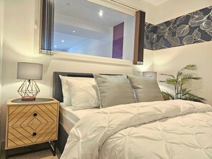 مكتب ومكواة/لوح كي وواي فاي وملاءات أسرّة