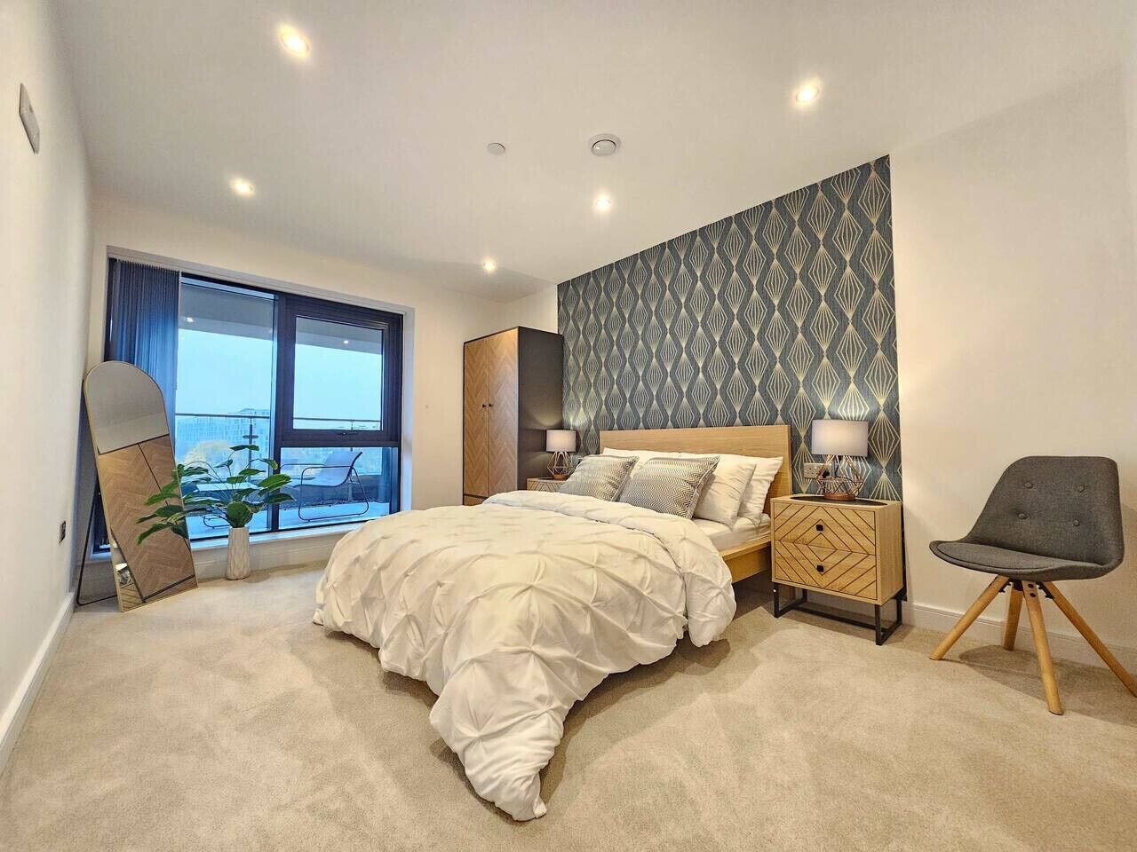 Desk, iron/ironing board, WiFi, bed sheets