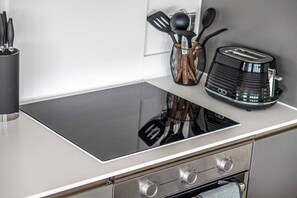 ثلاجة، ميكروويف، فرن، موقد طهي مسطح