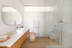 Shower, hair dryer, towels, soap - Exclusive luxury apartment right on the beach | front row in Hout Bay (Cape Town)