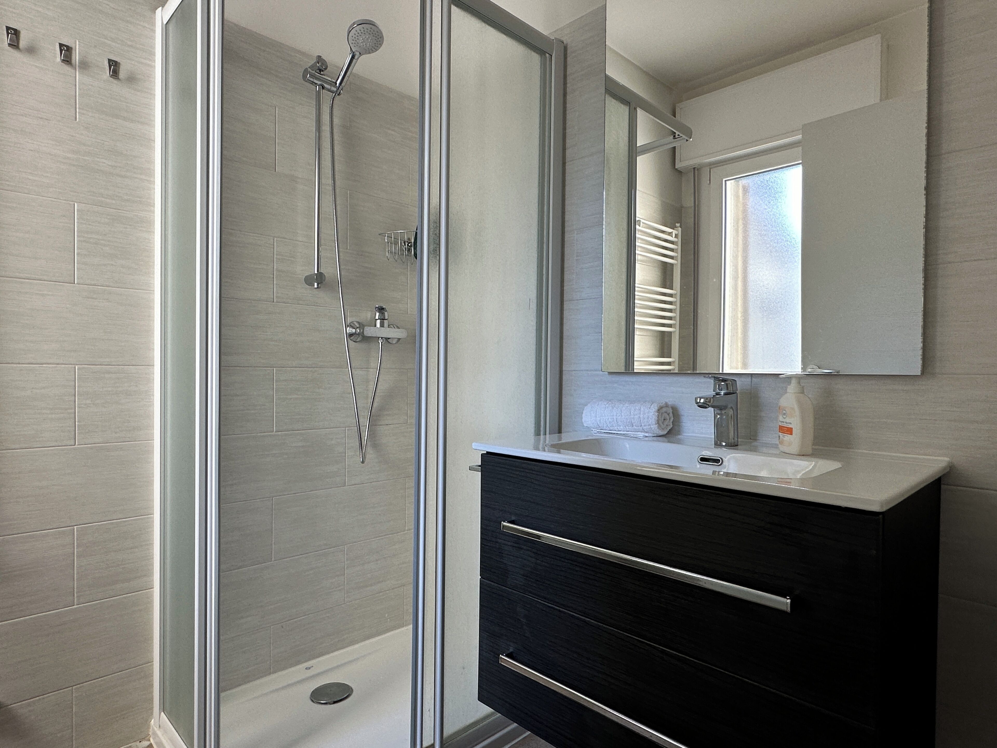 Douche, sèche-cheveux, bidet, serviettes fournies
