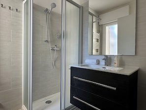 Douche, sèche-cheveux, bidet, serviettes fournies