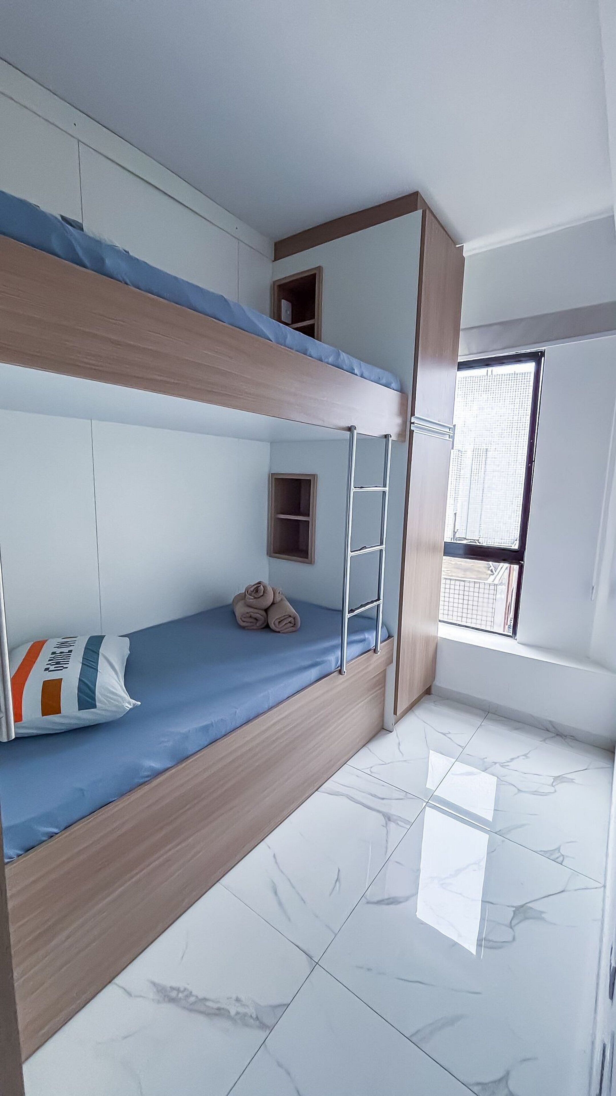 2 dormitorios, tabla de planchar con plancha, ropa de cama