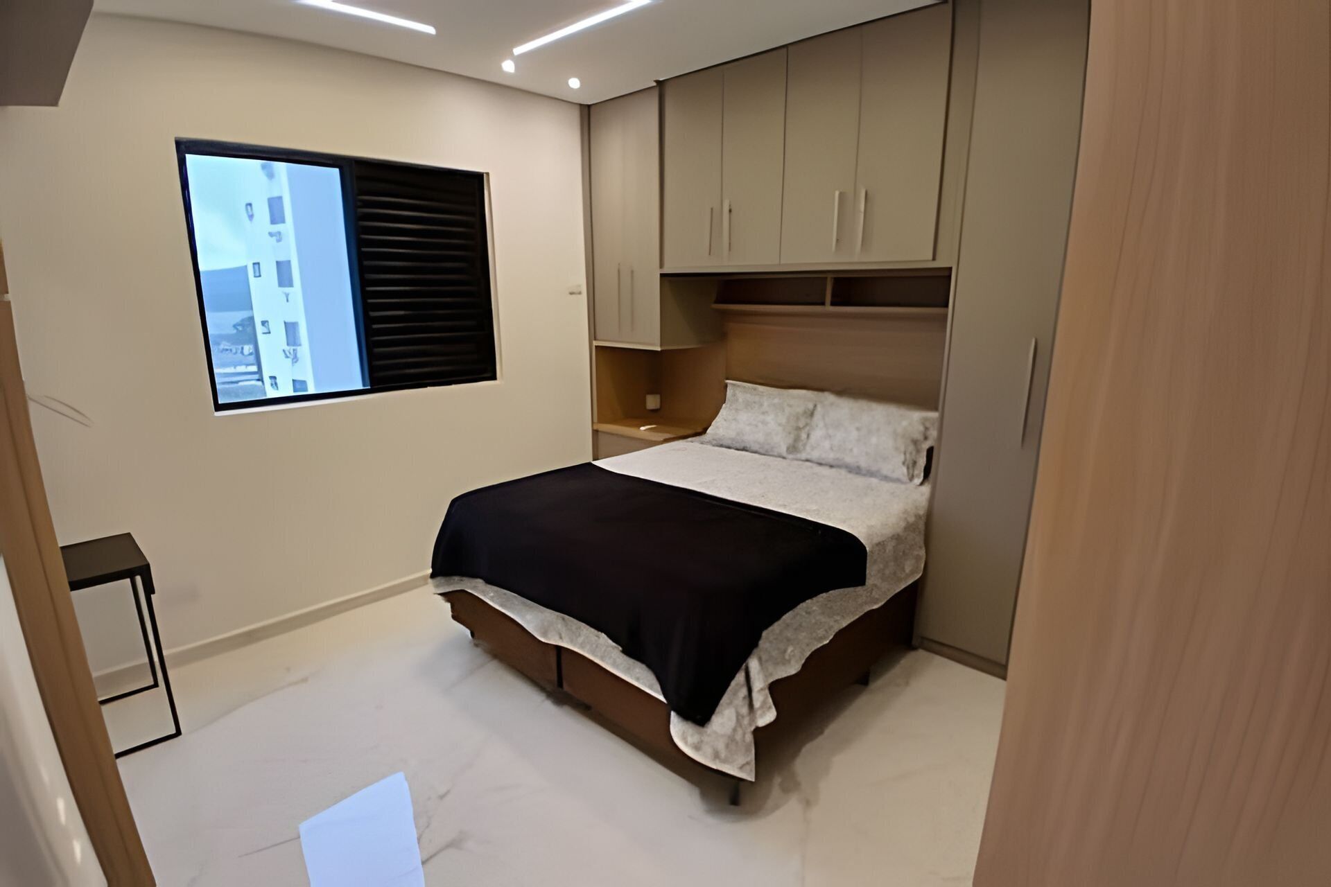 Tabla de planchar con plancha y ropa de cama 