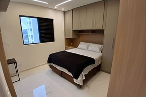 Tabla de planchar con plancha y ropa de cama