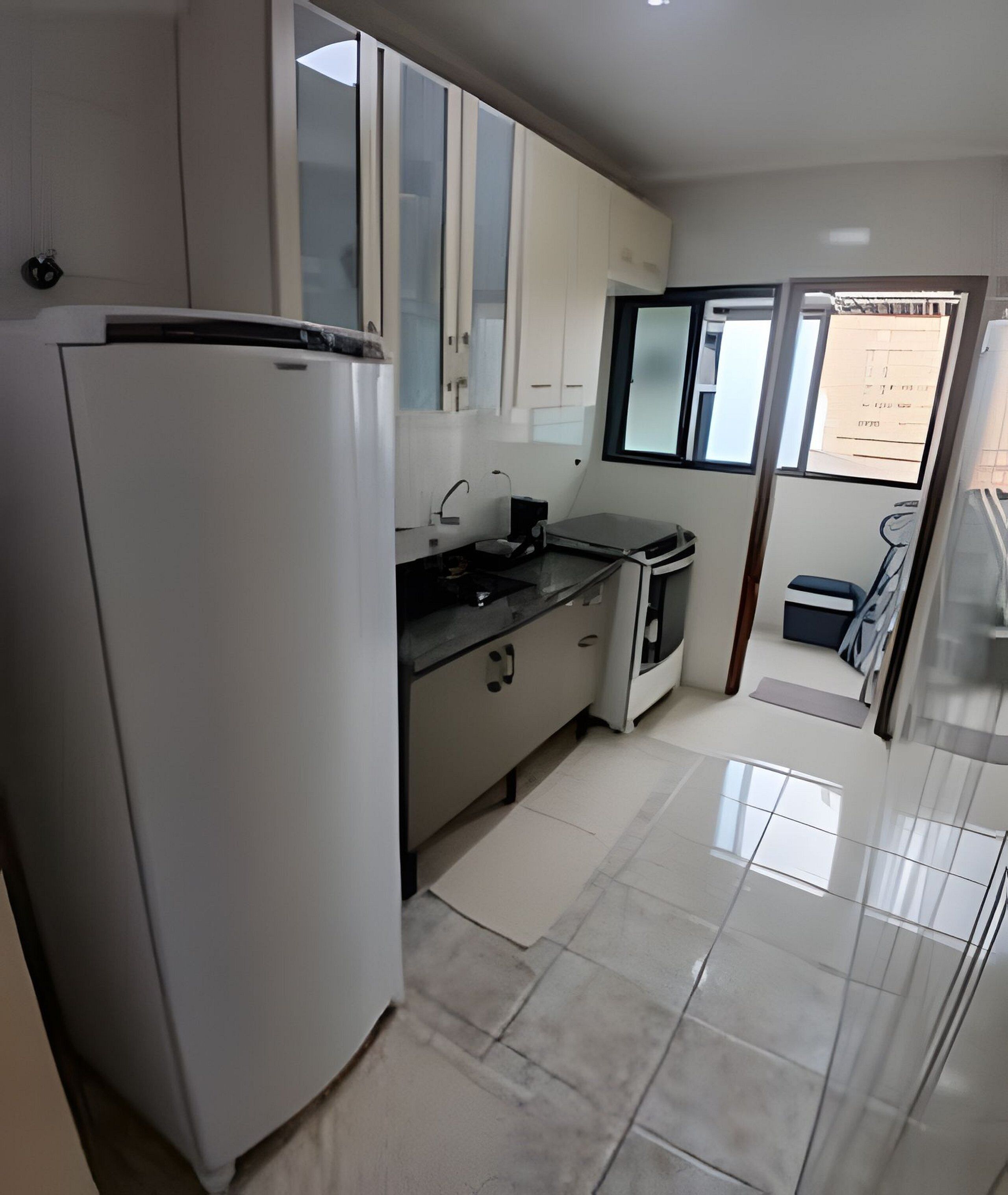 Geladeira, fogão, cafeteira/chaleira, torradeira