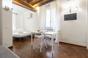 Iron/ironing board - Central Florence Loft (Florence)