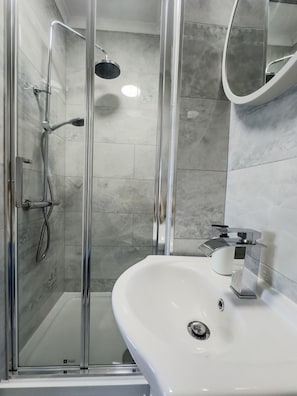 Family Apartment, Ensuite, City View | Bathroom | Shower, hair dryer, towels, soap - Camden Rooms (London)