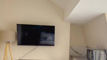 Comfort tweepersoonskamer | Een bureau, een laptopwerkplek, een strijkplank/strijkijzer, gratis wifi