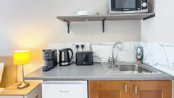 Habitación doble Confort | Escritorio y espacio para trabajar con laptop