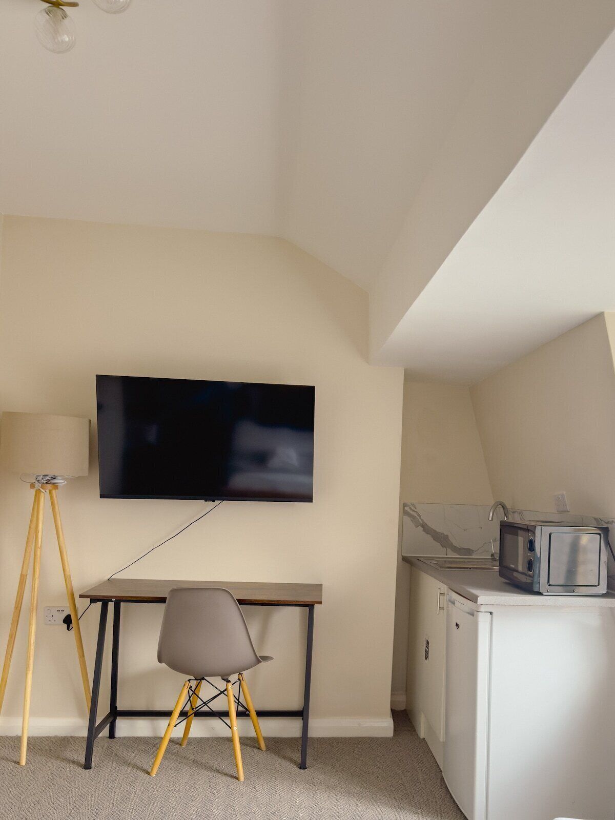 Deluxe Apartment, Ensuite, City View (0) | Desk, laptop workspace, iron/ironing board, free WiFi