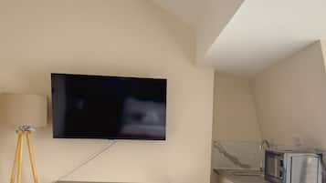 Deluxe Apartment, Ensuite, City View (0) | Desk, laptop workspace, iron/ironing board, free WiFi