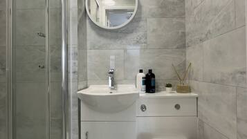 Habitación triple familiar | Baño | Regadera, secadora de cabello, toallas, jabón