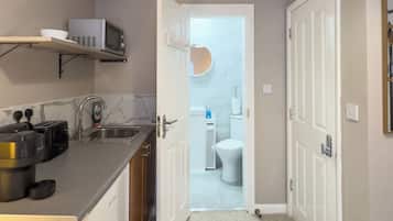 Een bureau, een laptopwerkplek, een strijkplank/strijkijzer, gratis wifi