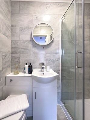 ฝักบัว, ไดร์เป่าผม, ผ้าเช็ดตัว, สบู่