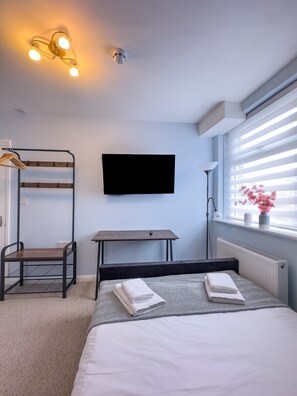Panoramic Apartment, Ensuite | Desk, laptop workspace, iron/ironing board, free WiFi