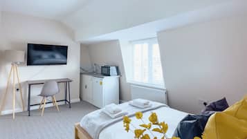 Habitación doble económica | Escritorio y espacio para trabajar con laptop