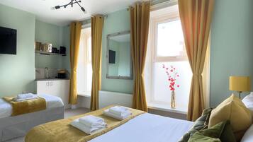 Habitación triple familiar | Escritorio y espacio para trabajar con laptop