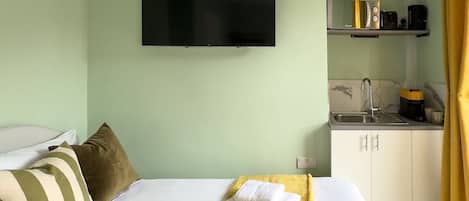 Departamento familiar, baño en la habitación, vista a la ciudad | Escritorio y espacio para trabajar con laptop