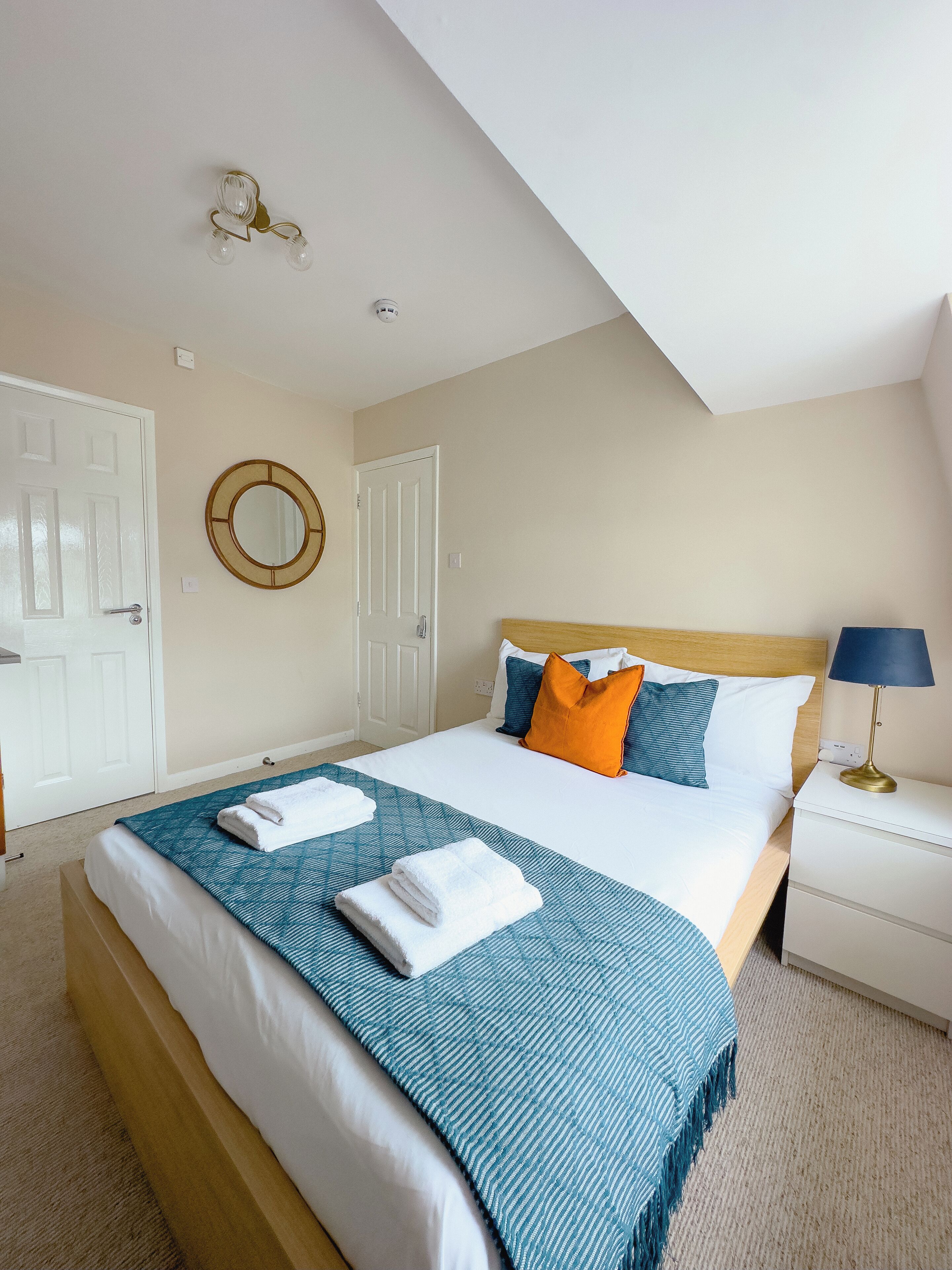 Työpöytä, kannettavalle tietokoneelle sopiva työtila