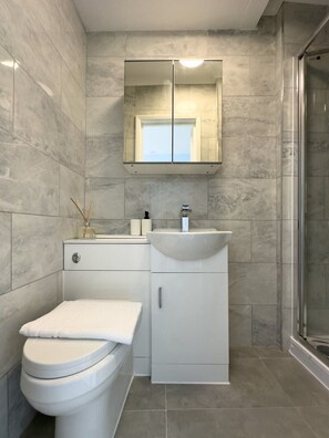 Shower, hair dryer, towels, soap - Camden Rooms (London)