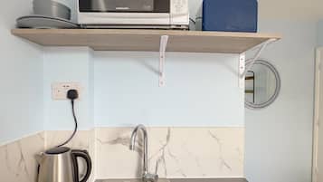 Apartamento panorâmico, suíte | Escrivaninha, espaço de trabalho para notebook