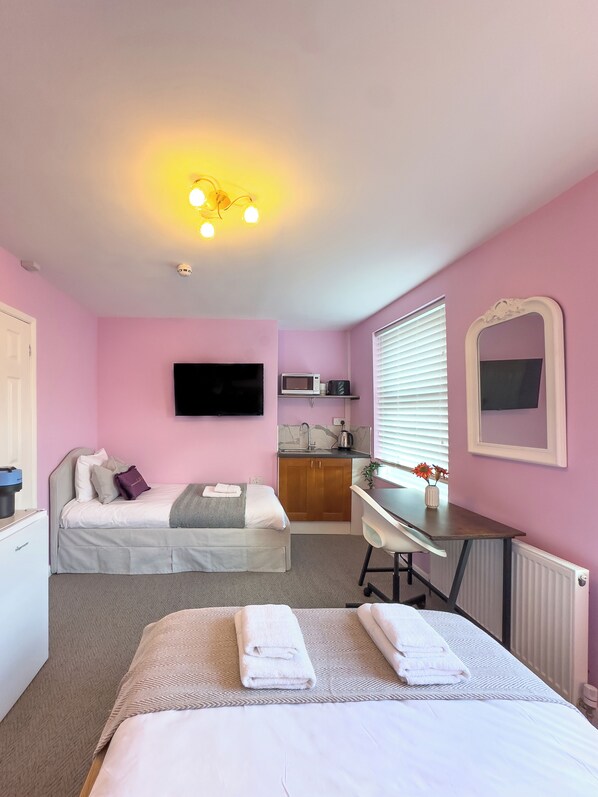 Familie driepersoonskamer, uitzicht op de stad | Een bureau, een laptopwerkplek, een strijkplank/strijkijzer, gratis wifi