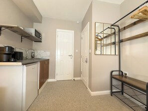 Comfort tweepersoonskamer | Een bureau, een laptopwerkplek, een strijkplank/strijkijzer, gratis wifi