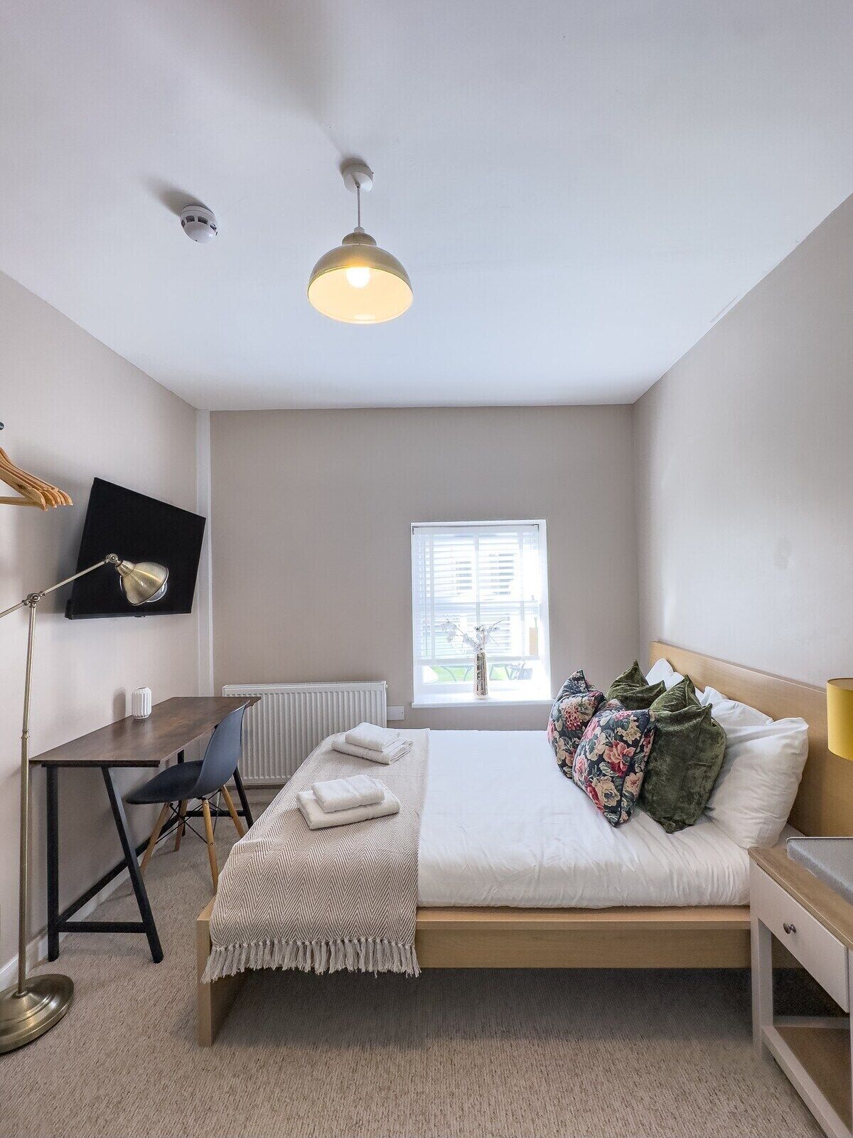 Elite Apartment, Ensuite | Desk, laptop workspace, iron/ironing board, free WiFi