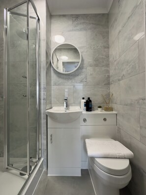 Comfort Double Room | Desk, laptop workspace, iron/ironing board, free WiFi - Camden Rooms (London)