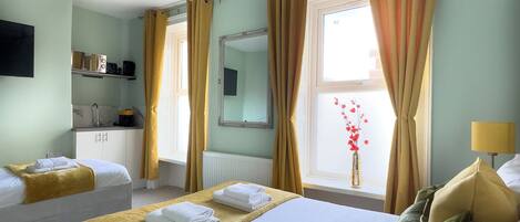 ファミリー トリプルルーム シティビュー | デスク、ノートパソコン用作業スペース、アイロン / アイロン台、WiFi (無料)