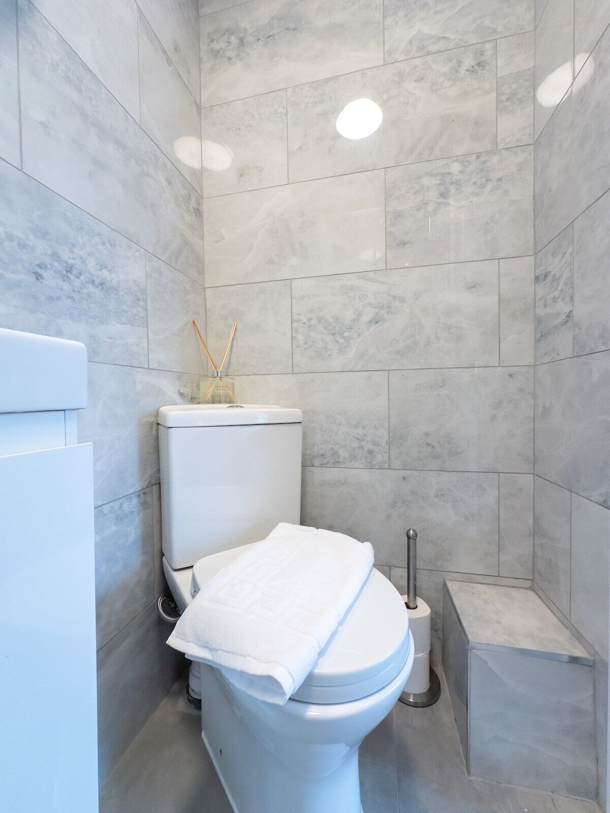 Apartamento luxo, suíte, vista para a cidade (0) | Banheiro | Chuveiro, secador de cabelo, toalhas de banho, sabonete