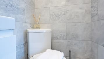 Apartamento luxo, suíte, vista para a cidade (0) | Banheiro | Chuveiro, secador de cabelo, toalhas de banho, sabonete