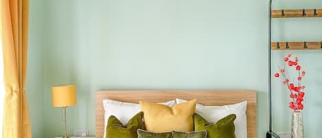 Departamento familiar, baño en la habitación, vista a la ciudad | Escritorio y espacio para trabajar con laptop