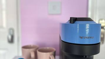 Habitación triple Premium | Escritorio y espacio para trabajar con laptop